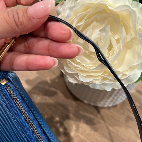 Louis Vuitton Blue Epi Leather Mini Soufflot Papillon Wristlet - Picture 10 of 17